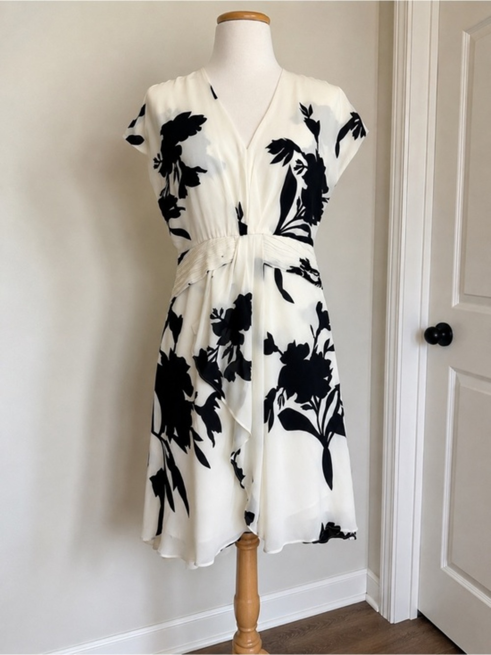 Joie 100% Silk Black & White Floral Midi Dress size 10